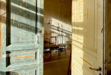 Photo of Музей ОБЭРИУ в Петербурге открылся тотальным перформансом с живыми чижиками