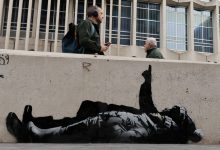 Photo of Бэнкси представил новый мурал на тему детской бездомности