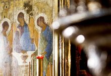 Photo of Специалисты Третьяковской галереи проверяют состояние «Троицы» Рублева